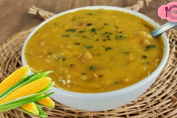 Cremosa Sopa de Milho Verde com Frango e Bacon