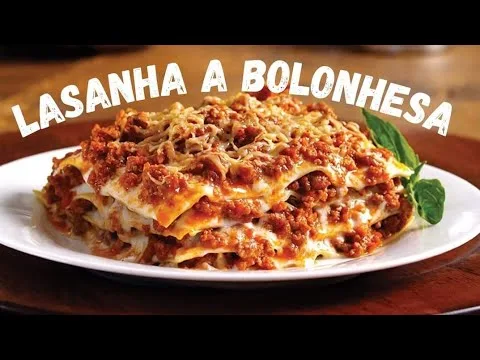 Lasanha à Bolonhesa com Molho Branco Cremoso