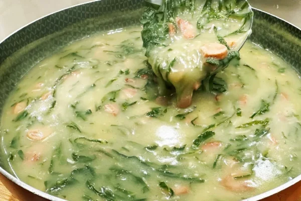 Tradição Portuguesa: Caldo Verde Cremoso com Bacon