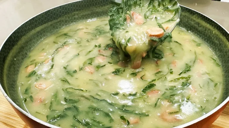 Caldo Verde Cremoso com Bacon, Linguiça e Couve